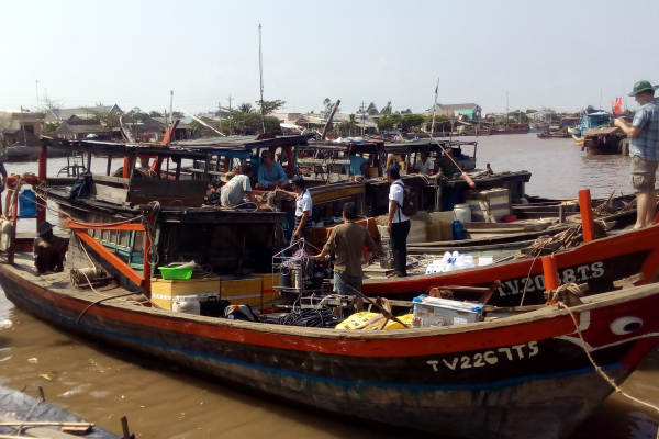 Mekong_boat_in_harbor (c) Nicolas Gratiot