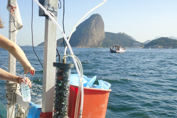 pCO2 measurements with an equilibrator in Guanabara Bay, Rio de Janeiro, Brazil (c) Luiz Cotovicz Jr